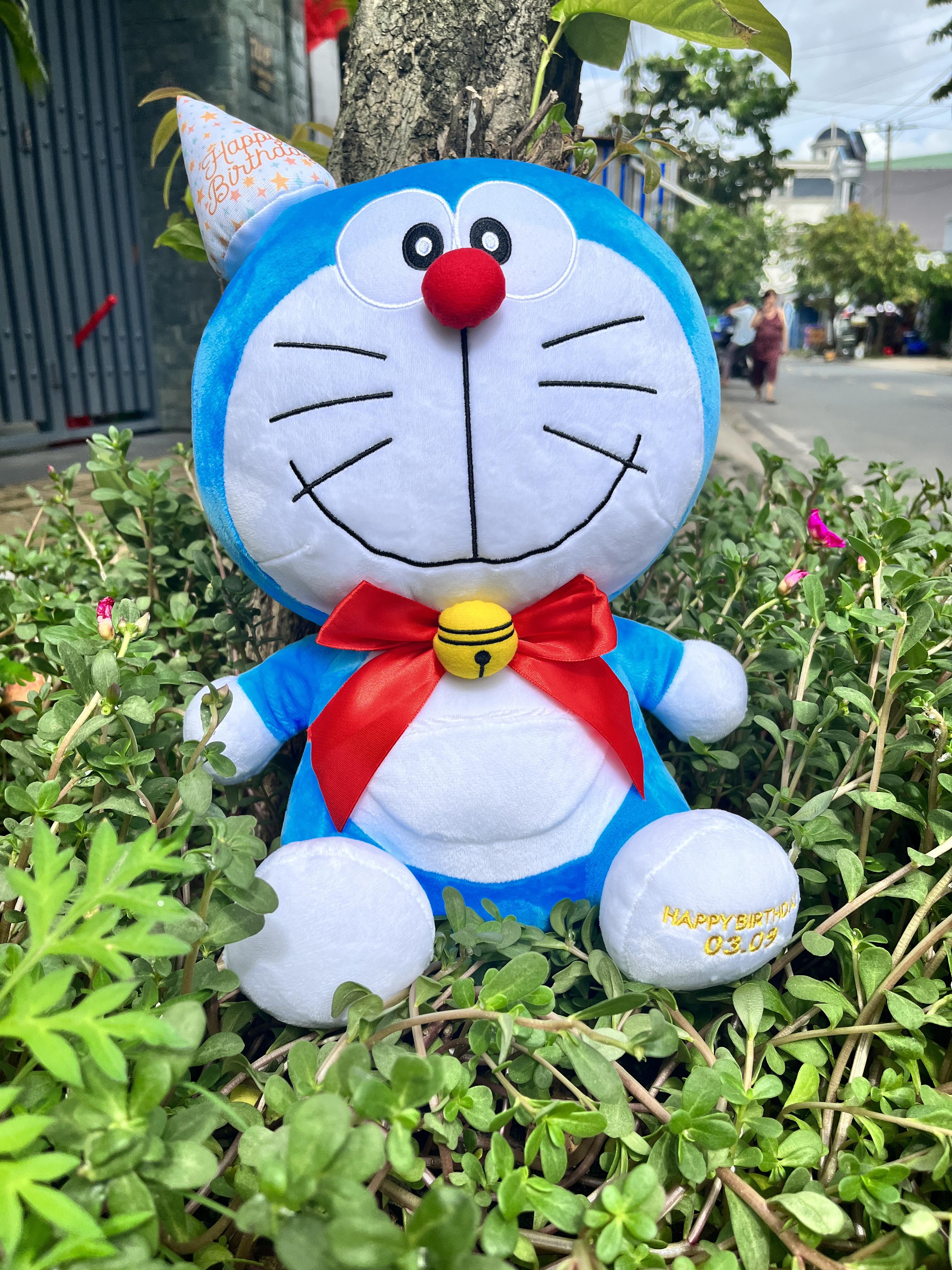 Gấu bông Doraemon lớn, Thú bông Doraemon phiên bản sinh nhật Size M, Quà tặng sinh nhật đáng yêu cho bé, Gấu bông mền mại 33cm - Sản Phẩm Có Bản Quyền, Phân Phối Bởi Teenbox
