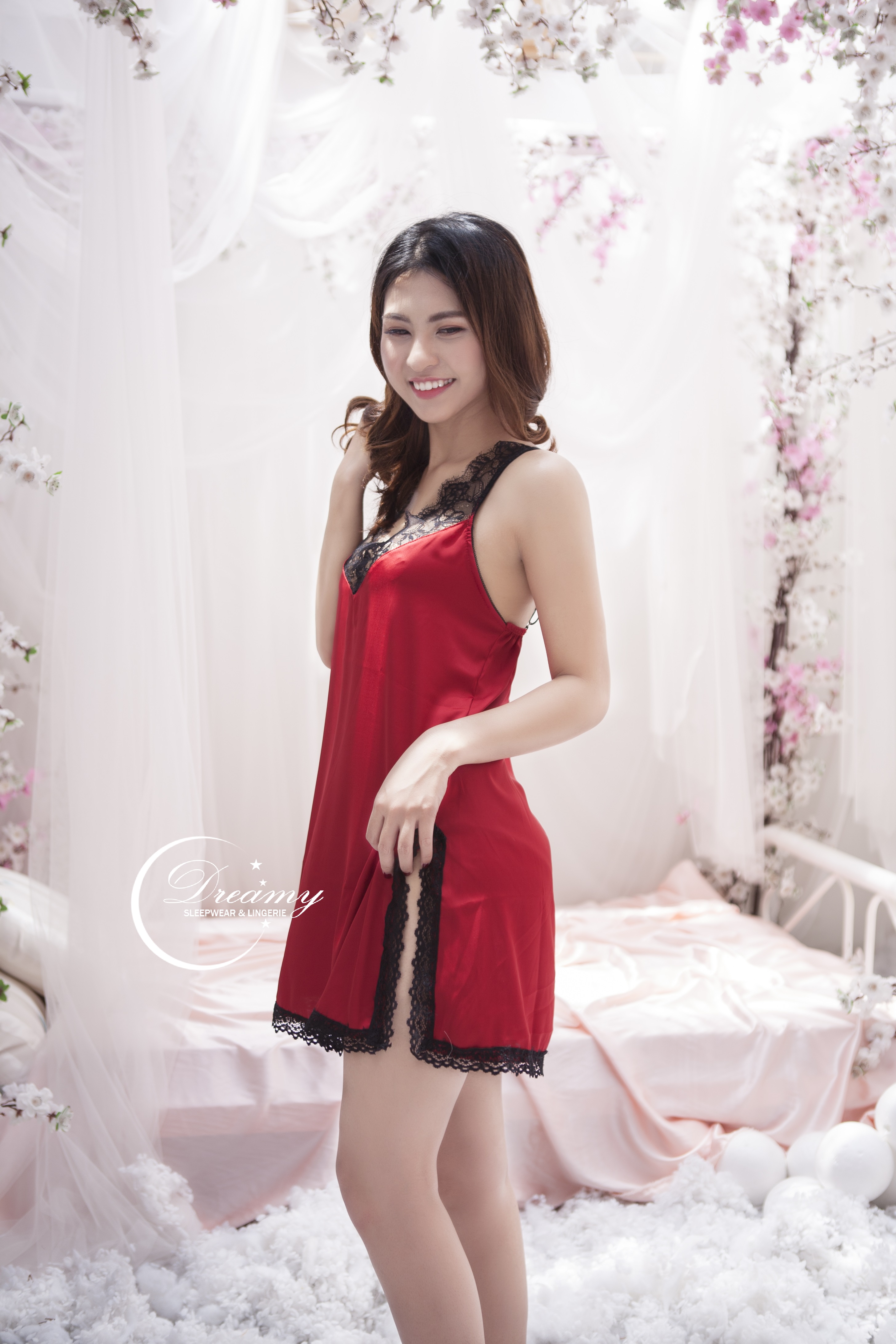 DREAMY-(VS01-70)-Váy ngủ lụa cao cấp, váy ngủ nữ, váy ngủ 2 dây, váy ngủ gợi cảm, váy ngủ sexy, đầm ngủ lụa mặc nhà phối viền ren xẻ tà màu đỏ đô