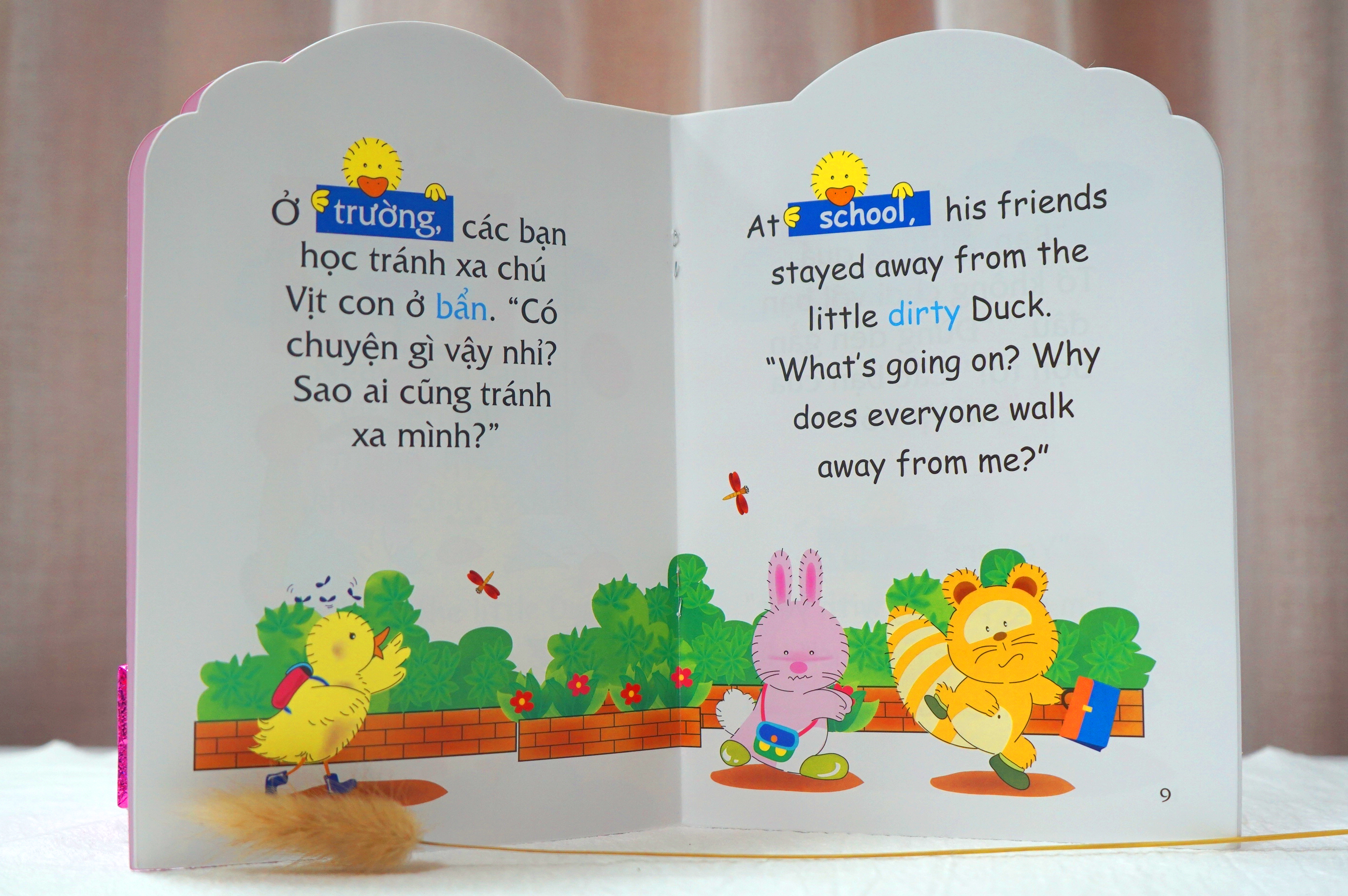 Truyện tranh song ngữ Việt-Anh cho bé - Keeping your body clean and friends are always near you - Tắm sạch tắm thơm, bạn thương bạn mến