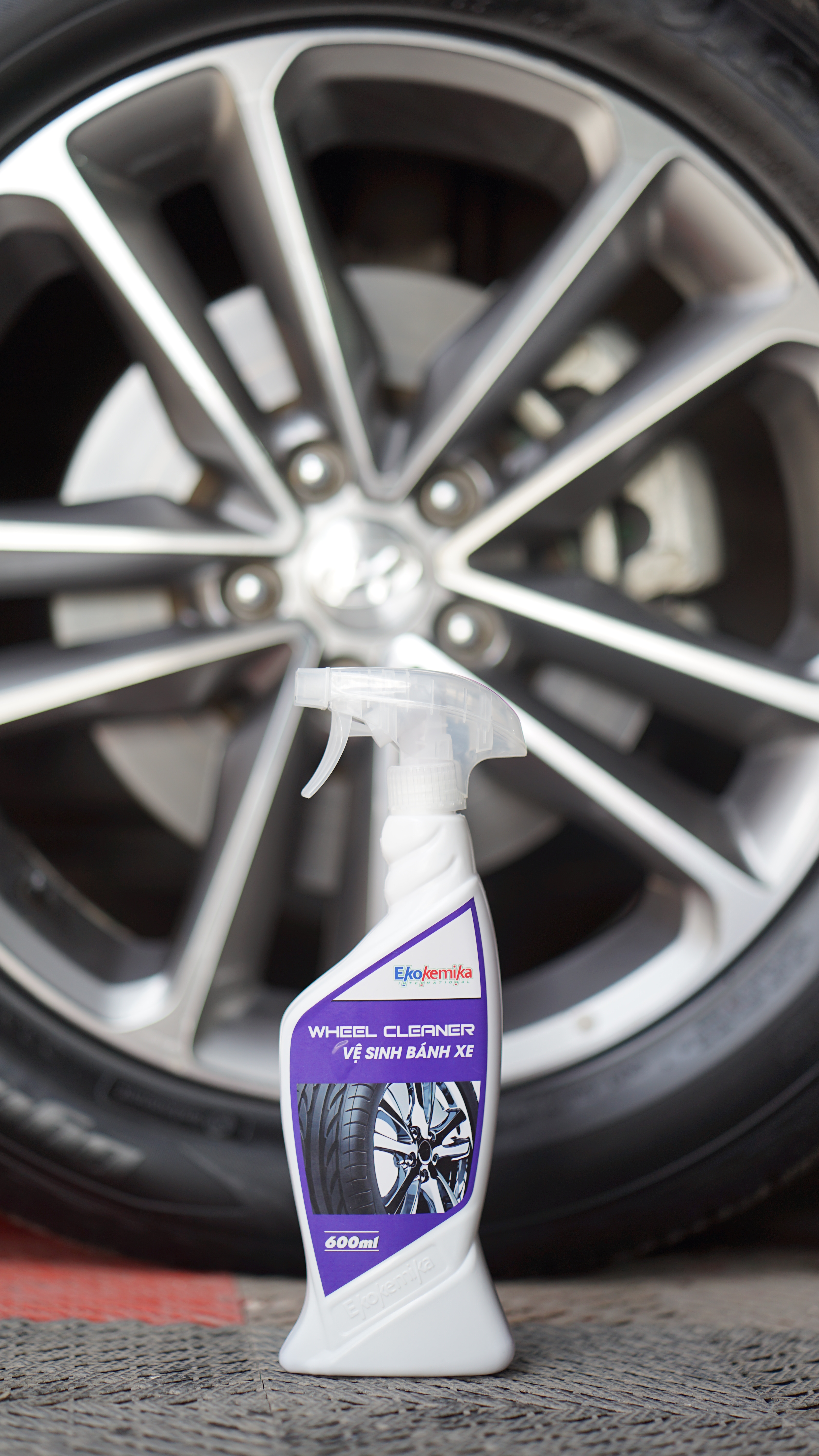 DUNG DỊCH LÀM SẠCH VÀ TẨY Ố VÀNG TRÊN LỐP Ô TÔ, XE MÁY WHEEL CLEANER 600ML THƯƠNG HIỆU EKOKEMIKA