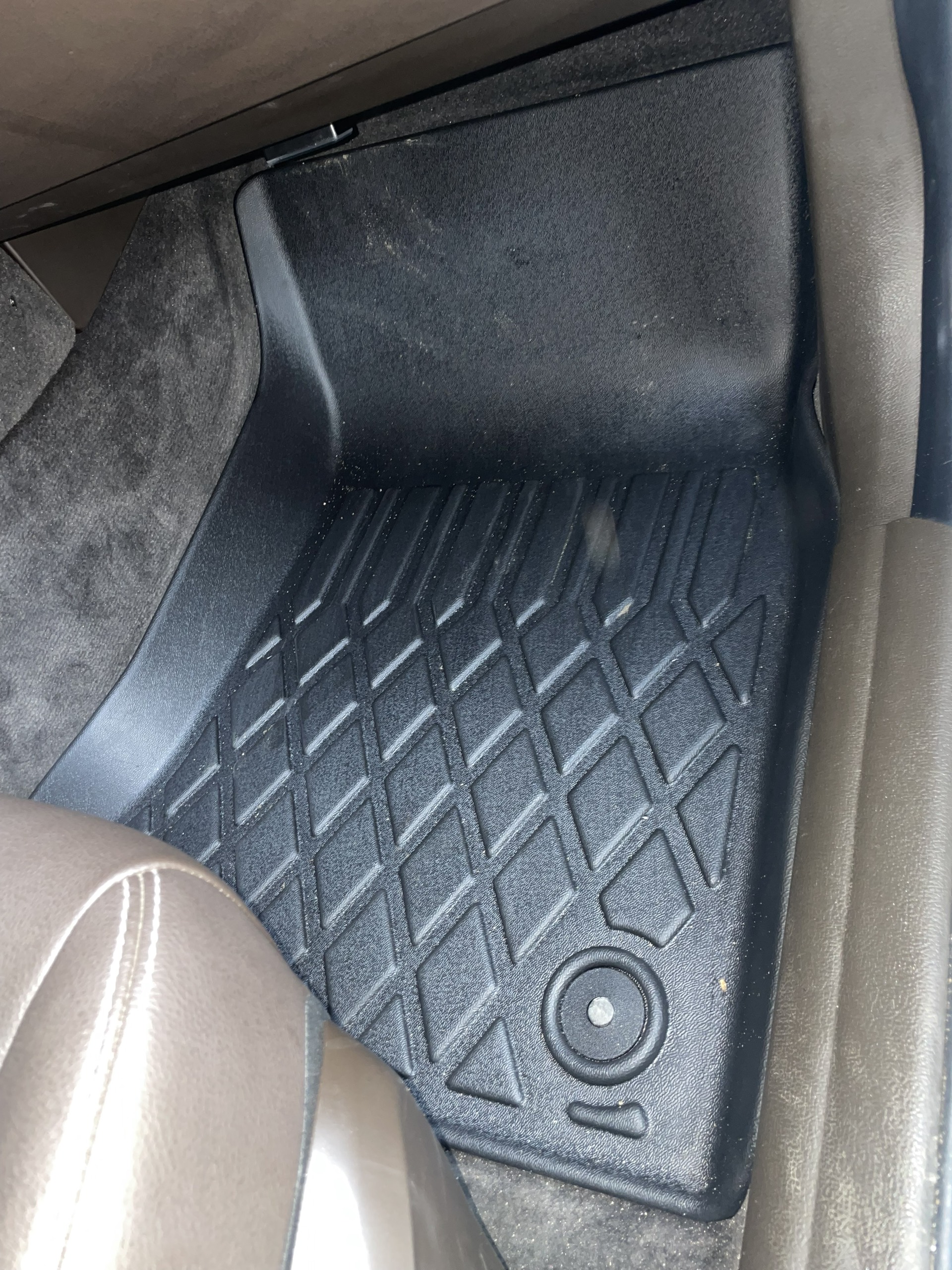 Thảm lót sàn xe ô tô VinFast Lux A Nhãn hiệu Macsim chất liệu nhựa TPE cao cấp màu đen