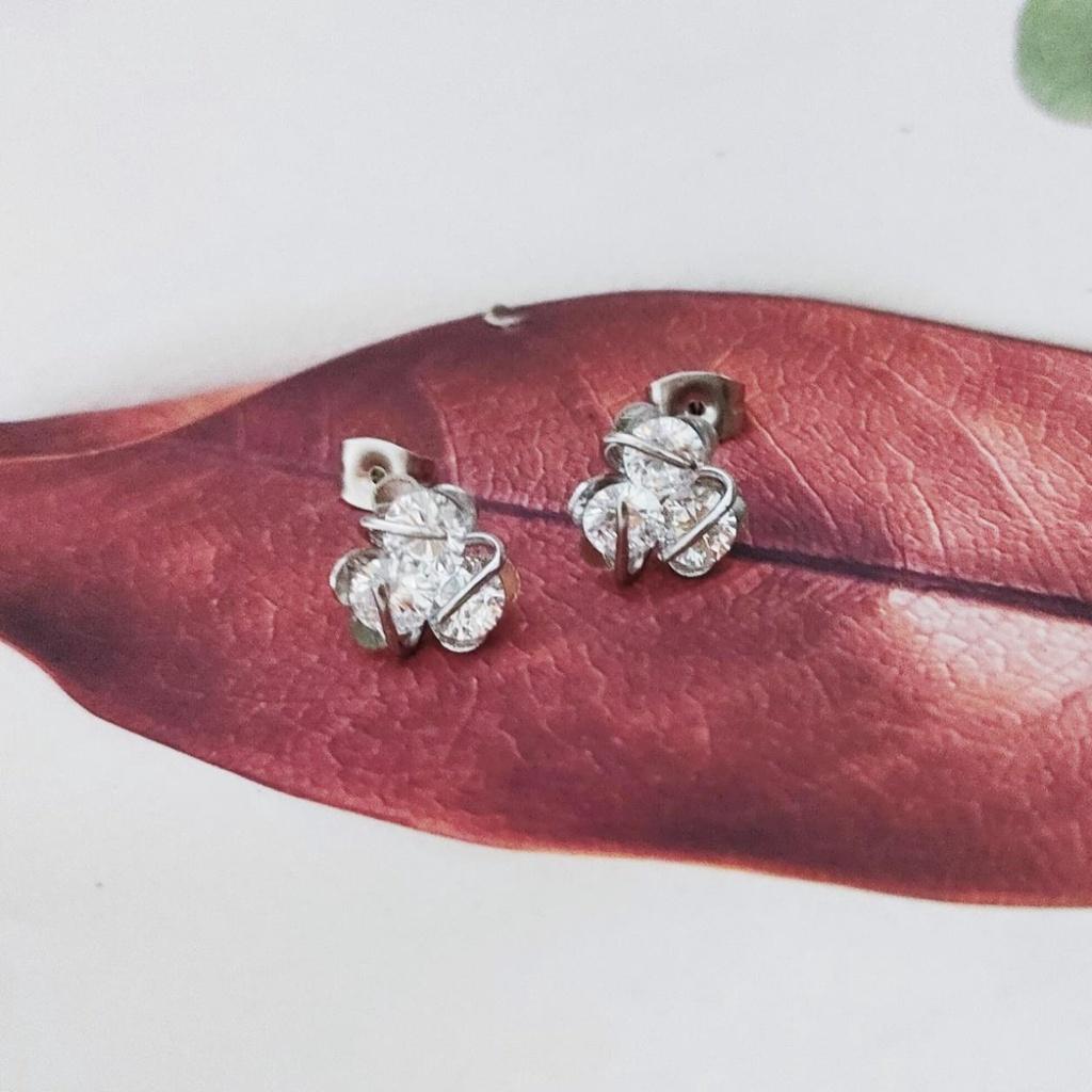 Bông tai inox nữ 3 viên xoay đẹp không đen