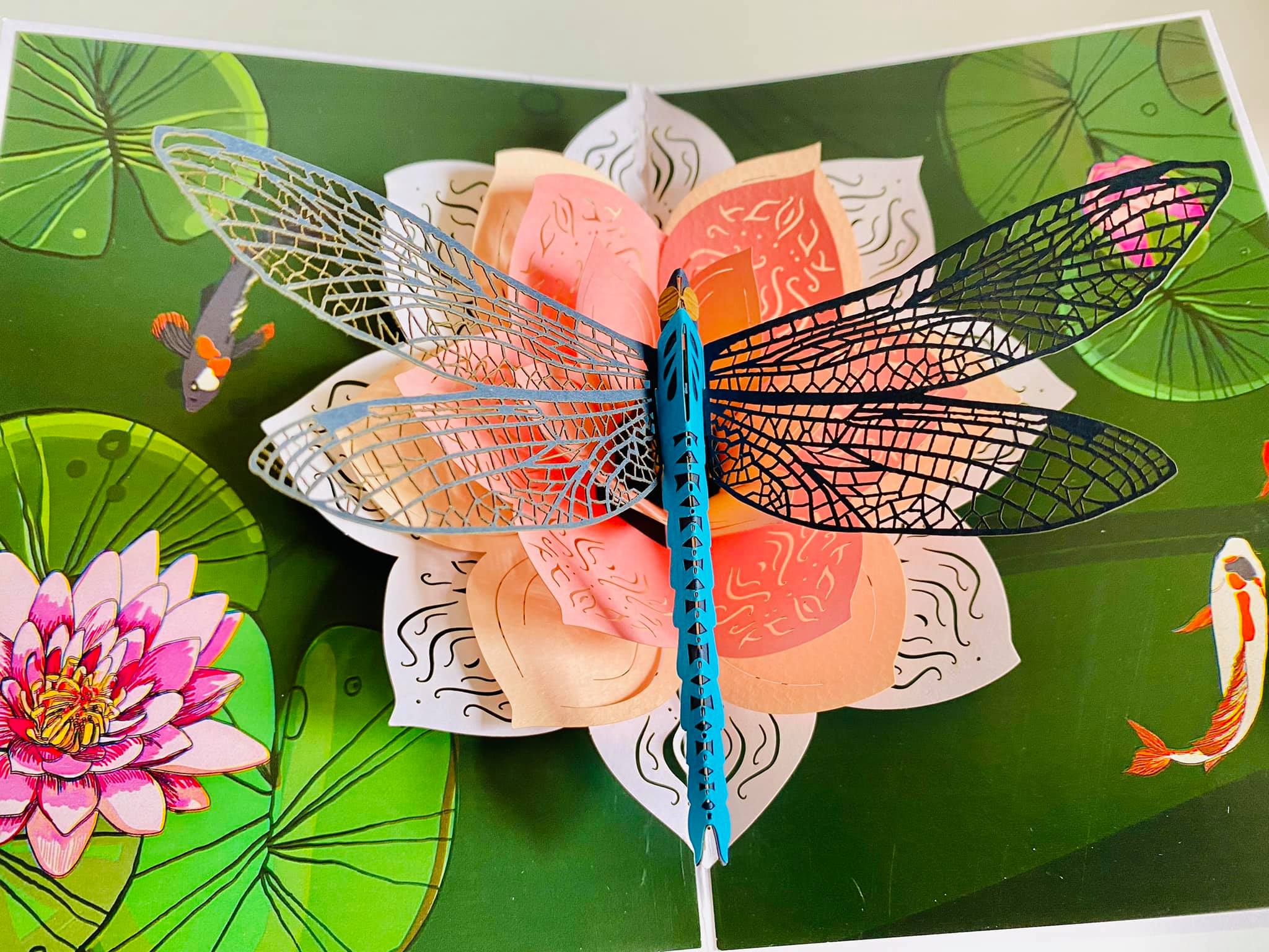 Thiệp 3D Pop Up Chuồn Chuồn &amp; Hoa Sen – Thiệp Nghệ Thuật, Thiệp Chúc Mừng, Sinh Nhật, Độc Đáo, F21