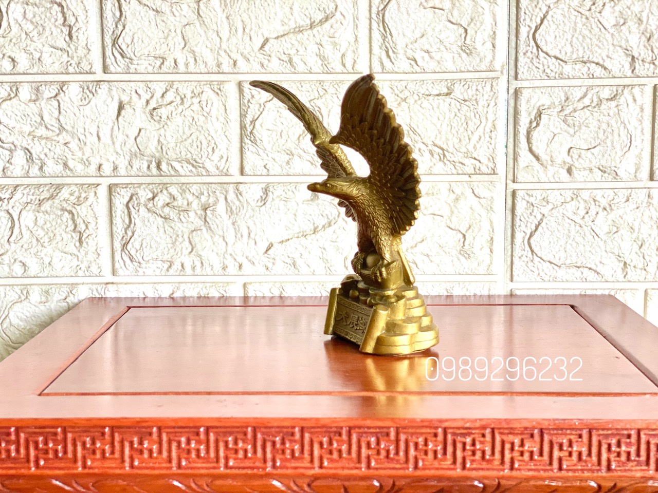 Tượng Đại Bàng tung cánh đứng trên thỏi vàng bằng đồng - Đai bàng phong thủy cỡ nhỏ