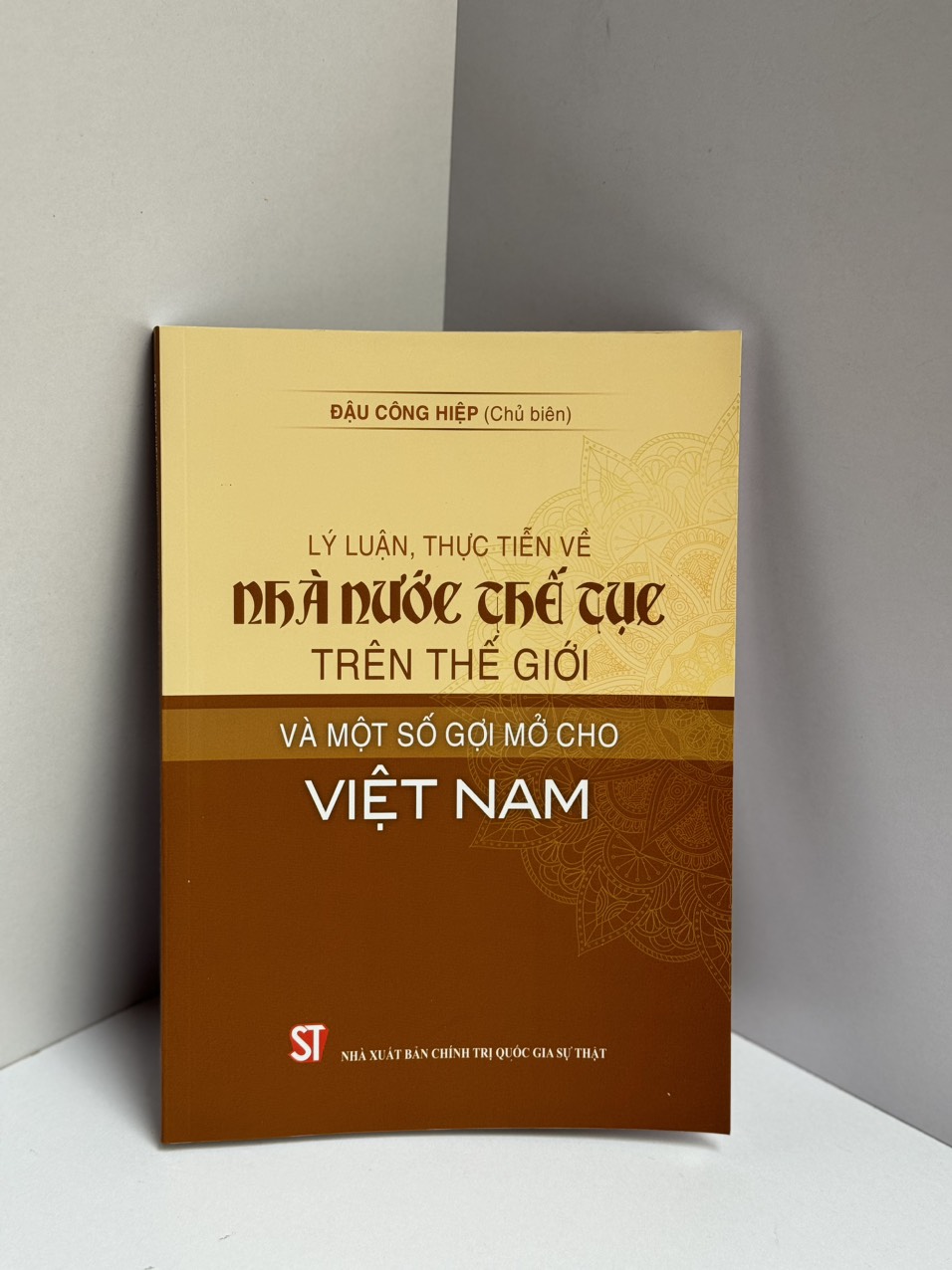 LÝ LUẬN, THỰC TIỄN VỀ NHÀ NƯỚC THẾ TỤC TRÊN THẾ GIỚI VÀ MỘT SỐ GỢI MỞ CHO VIỆT NAM - Đậu Công Hiệp (chủ biên) - NXB Chính Trị Quốc Gia Sự Thật.