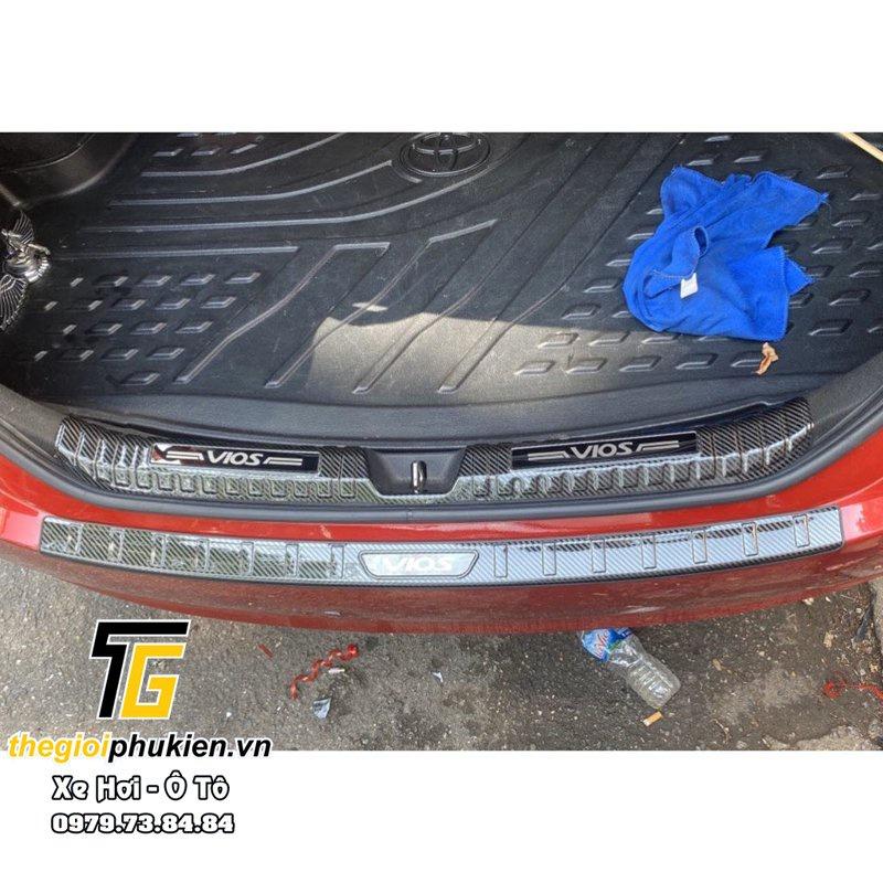 Bộ sản phẩm Nẹp bước chân và ốp chống trầy cốp Toyota Vios 2019-2021 vân Carbon