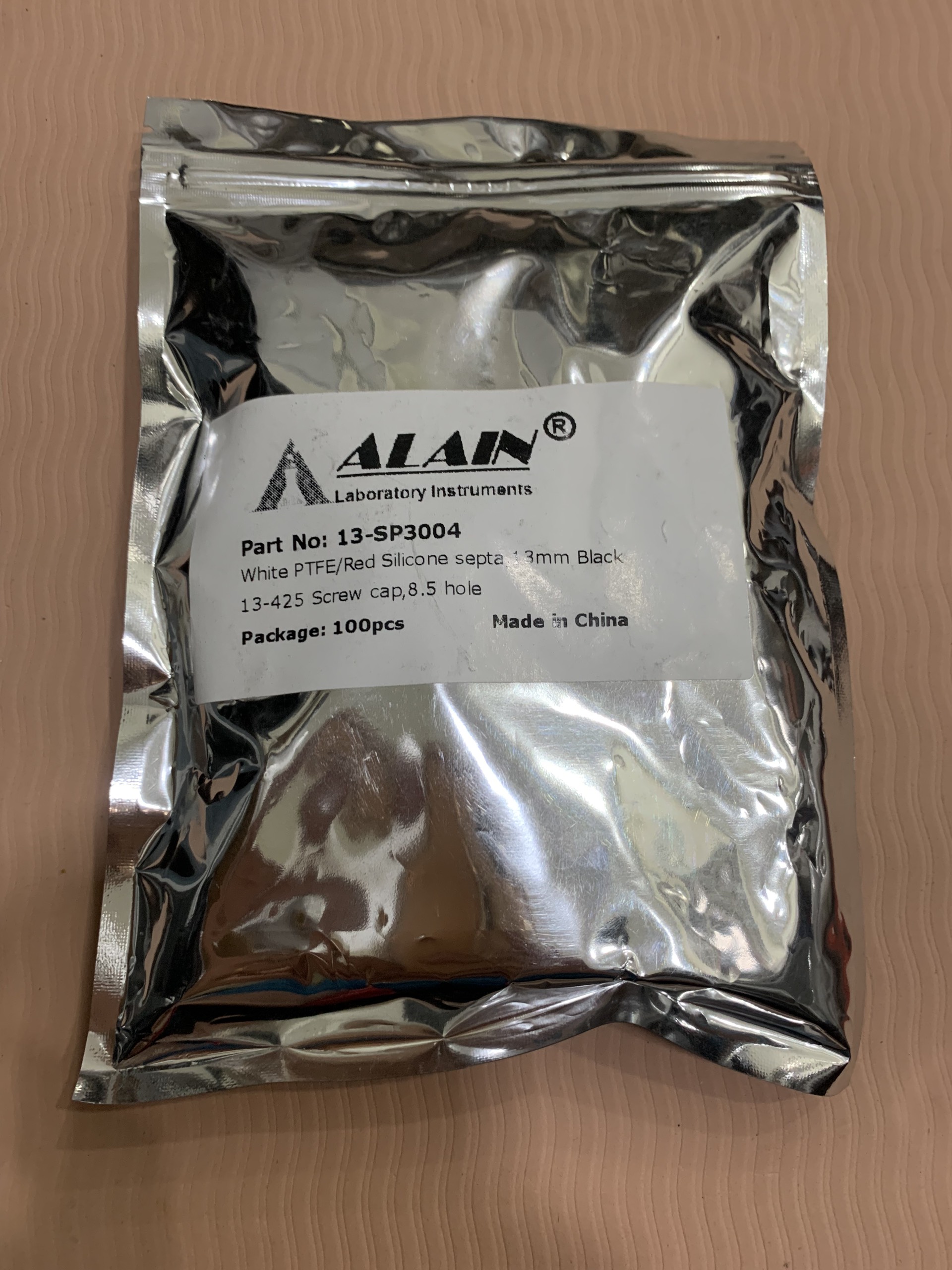 Chai thủy tinh 4ml + Nắp vặn đen, hộp 100 cái Alain TQ