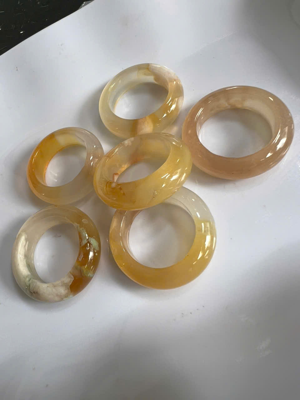 Nhẫn Nữ mới Đá Mã Não Bông Vàng Trắng Đậm Nhạt Bóng Đẹp Ni 17mm Cao 7mm Dầy 4mm Chị em Nữ mệnh Kim mệnh Thủy mệnh Thổ đeo lên tay xinh xắn may mắn ạ