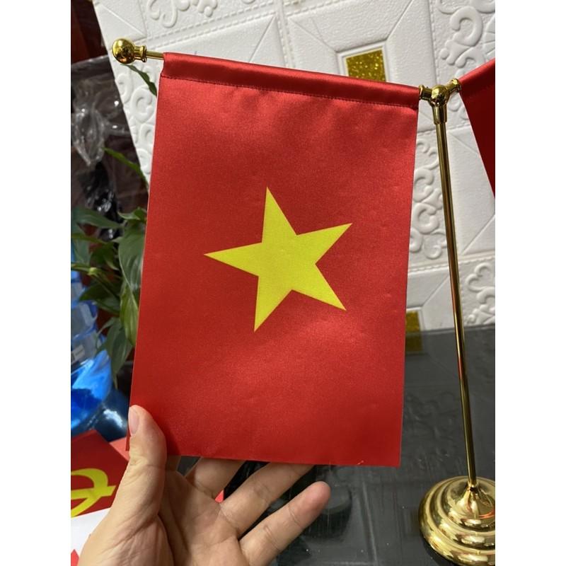 Lá cờ việt để bàn làm việc
