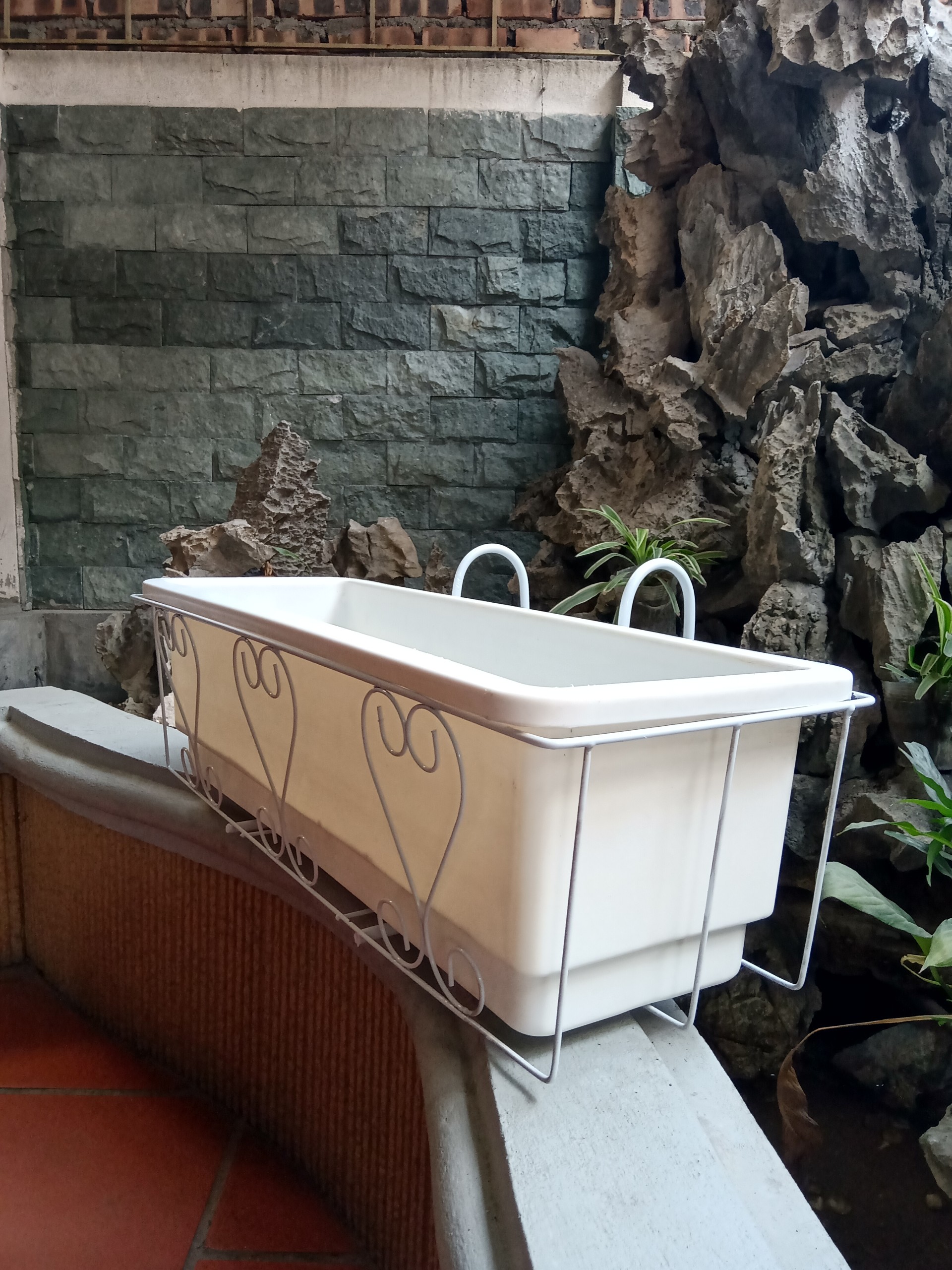 Móc treo ban công kèm chậu thông minh màu trắng 67x24x20 cm