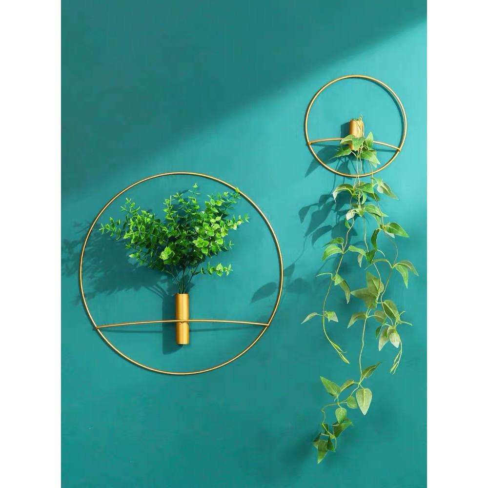 Giá sắt treo hoa trên tường decor