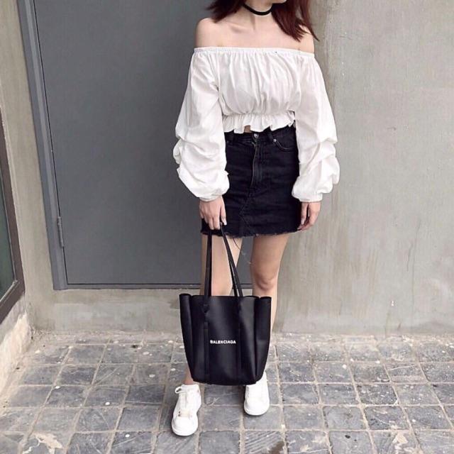 Áo trễ vai bẹt vai tay dài kala croptop. 2 màu trắng - đen