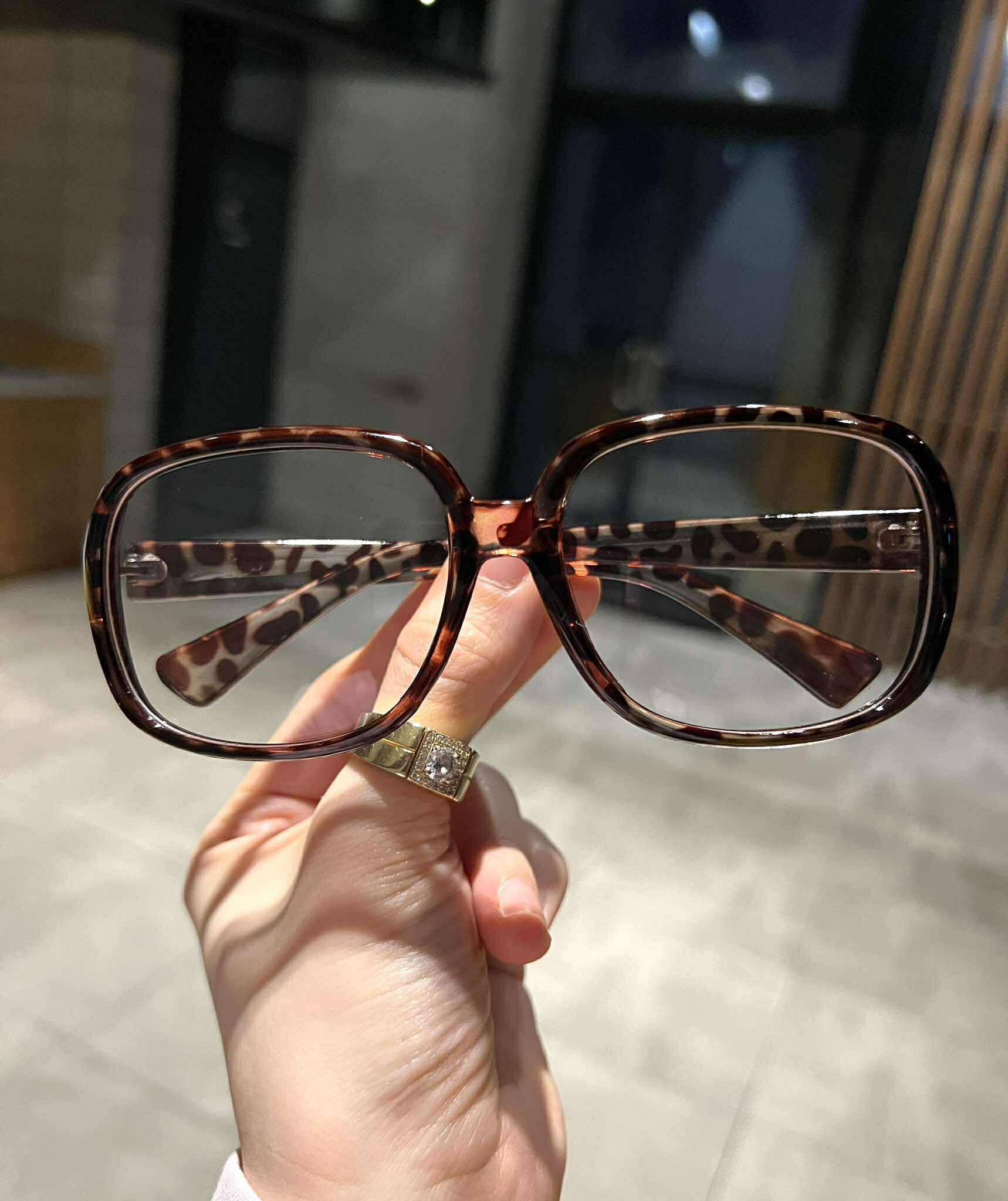 Kính mắt đi đường, Kính thời trang unisex nam nữ Mắt vuông dáng to màu đồi mồi