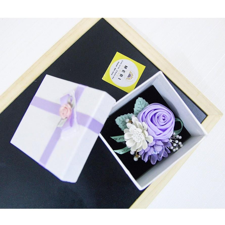 Hoa cài áo handmade mẫu hồng cuộn tím mĩ 2 hoa dạ và ruy băng chữ