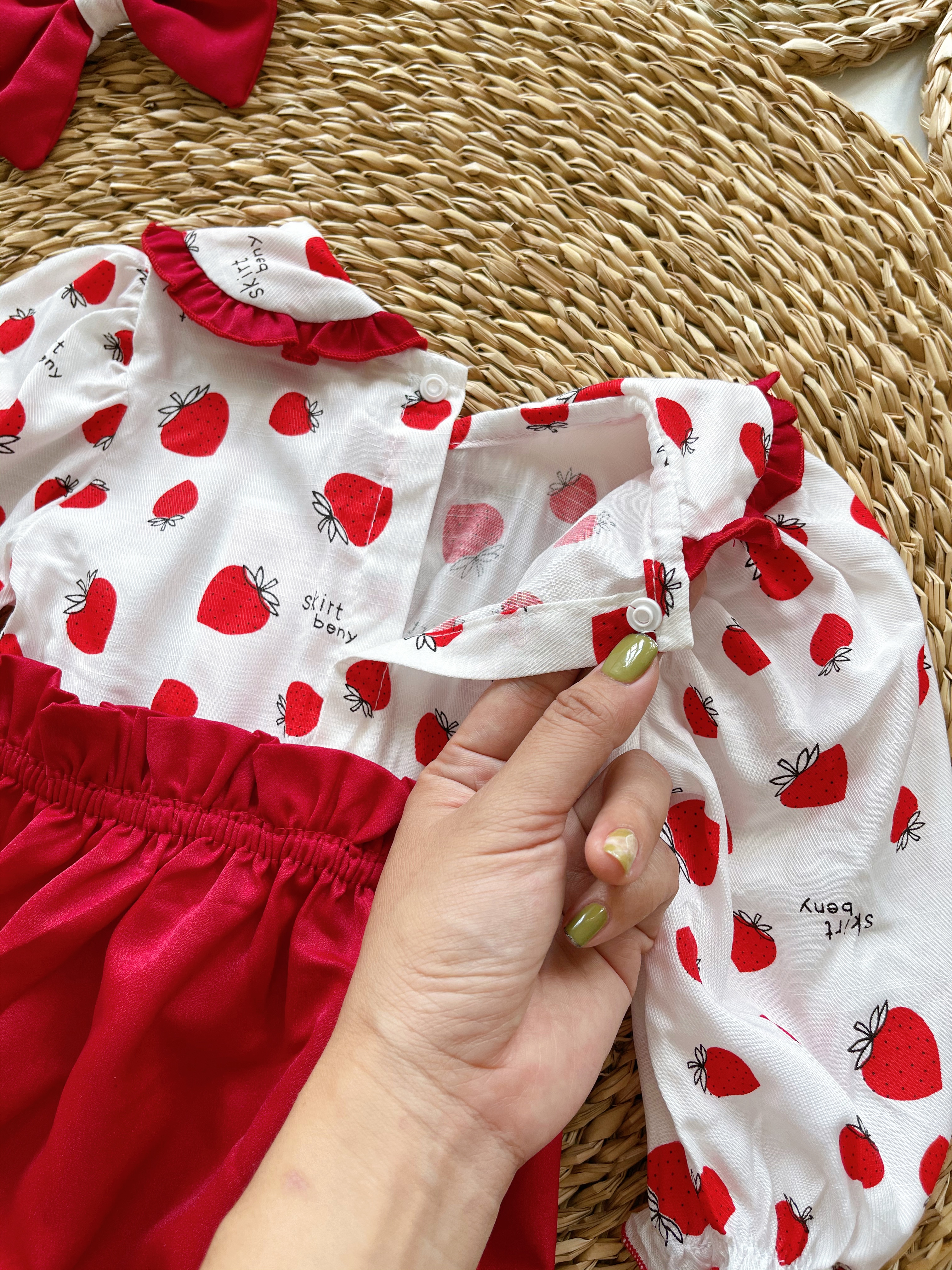 Body Nơ Cánh Bướm Màu Đỏ Kèm Quà Tặng Cho Bé