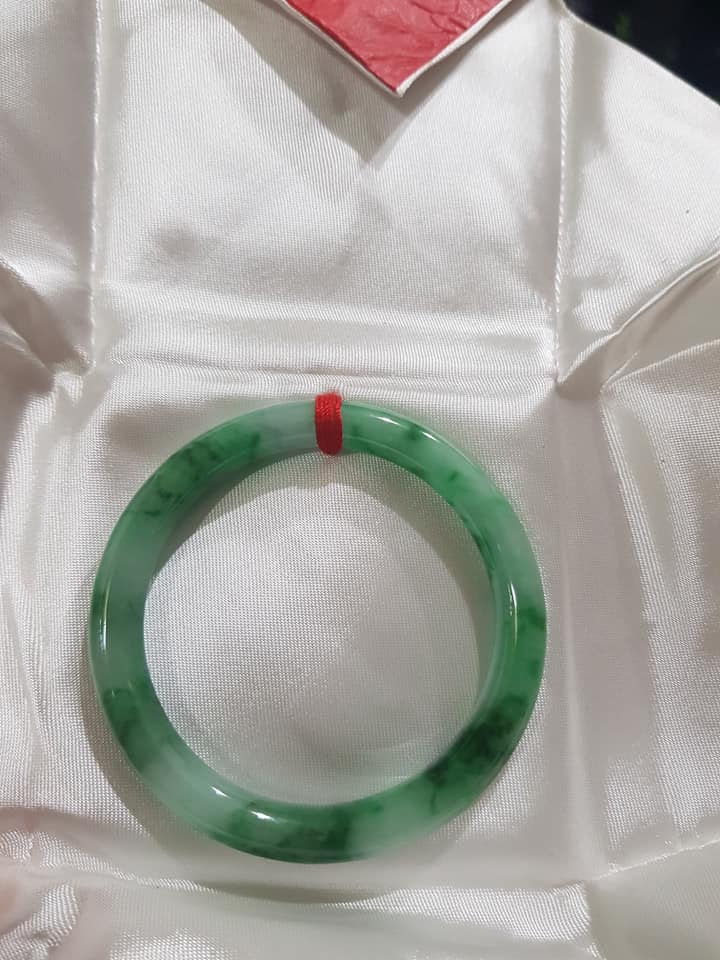 Vòng tay phong thủy Đá Cẩm thạch Tự nhiên Xanh SƠN THỦY LÝ 50MM x độ dầy 7,4mm Chất liệu 100% Đá Cẩm thạch Tự nhiên Nữ 50kg - 55kg đeo chuẩn sang hàng vip đẹp ạ