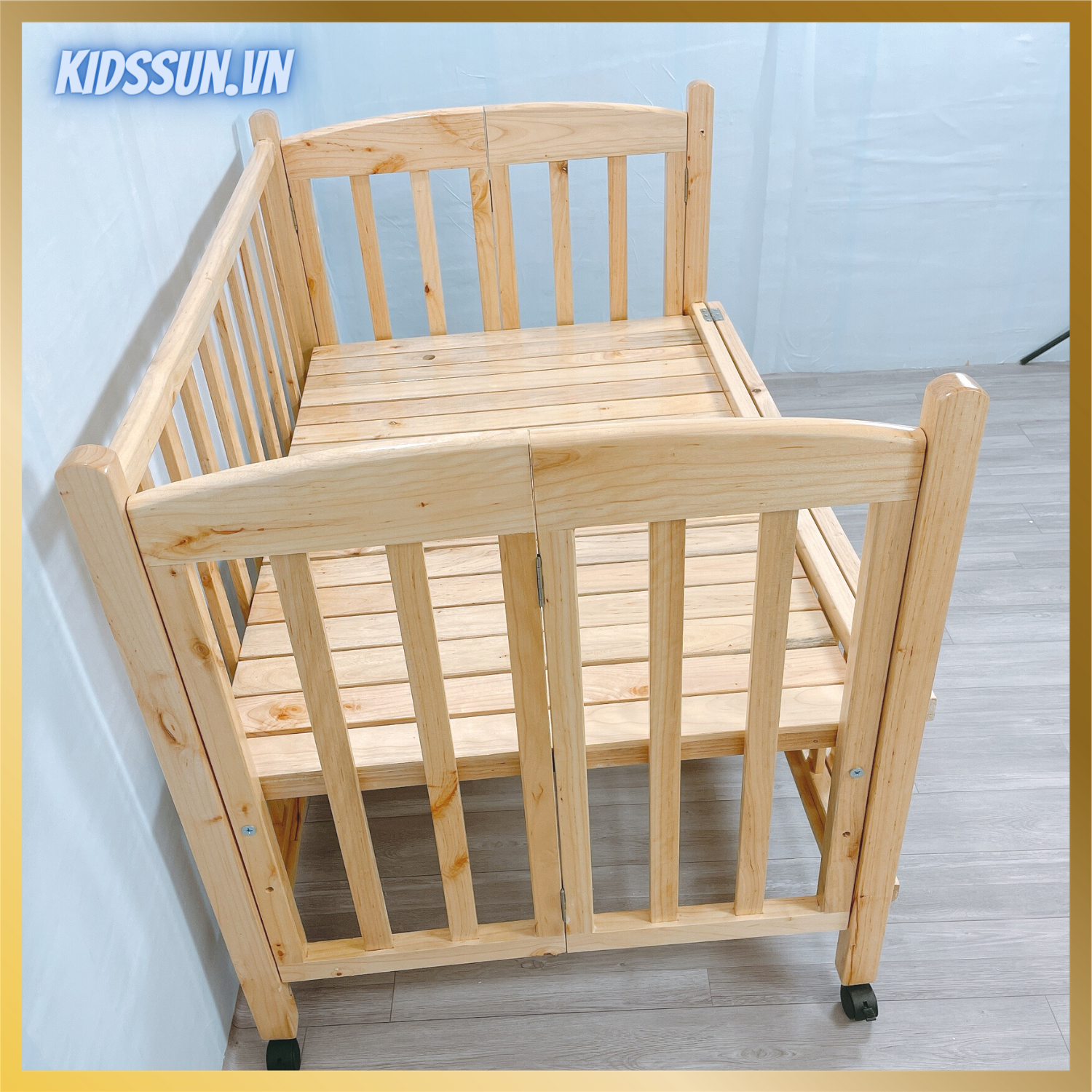 Cũi Gỗ Quế KIDSSUN Cho Tre Em Chất Liệu Gỗ Quế Màu Tự Nhiên Kích Thước 110x70x96cm Tặng Kèm Bánh Xe