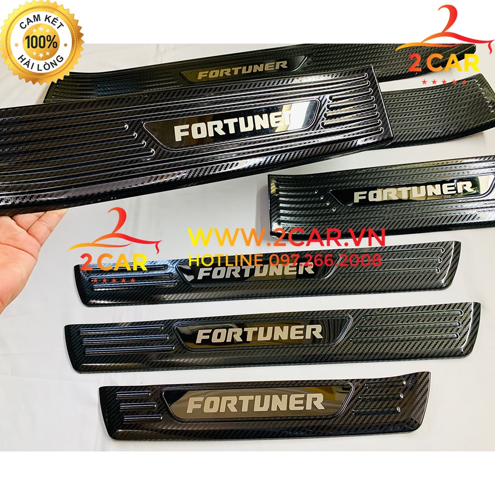 Ốp bậc cửa, nẹp bước chân trong , ngoài xe Fortuner 2017 - 2022 vân carbon cao cấp