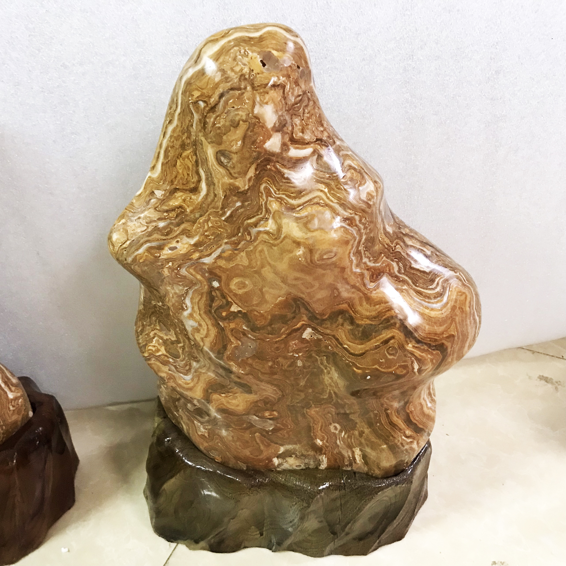 Cây đá màu vàng vân gỗ nặng 12 kg cao 50 cm cho người mệnh Kim và Thổ đá tự nhiên chân đế gỗ rừng