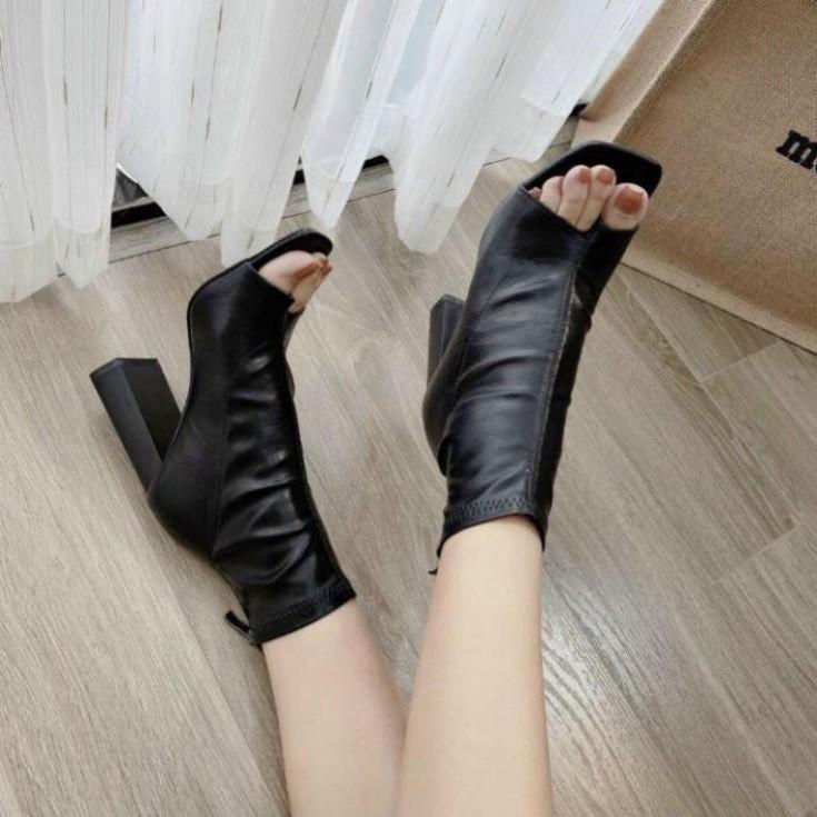 Boots Nữ, Giày Boots Nữ Thời Trang Da Mềm Đế Vuông Cao 7Cm Thiết Kế Hở Mũi Màu Đen Siêu Hot AMZO Giày Nữ Cao cấ