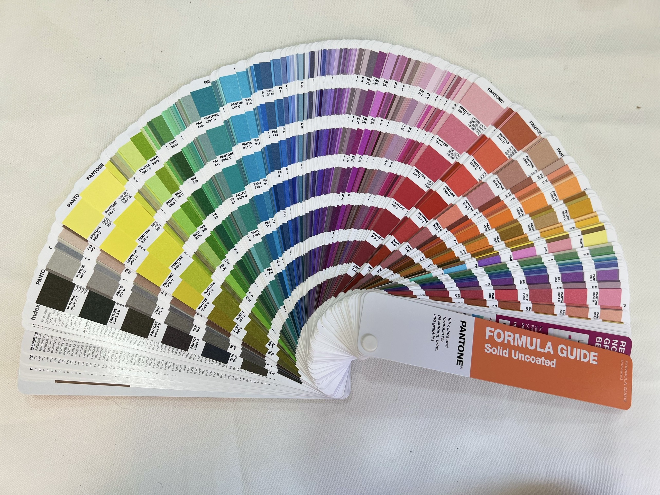 (NEW UPDATE 2023) Bộ bảng màu Pantone Formula Guide Coated Uncoated GP1601B - Phiên bản mới năm 2023 - Tái bản năm 2022 - Tăng 224 màu PMS và 5 màu mực gốc mới - Tổng 2390 màu PMS đầu 1-7