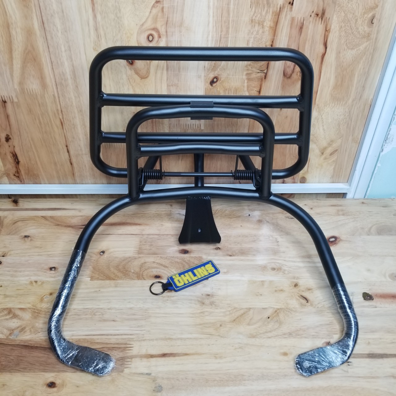 Quai yên tựa lưng màu đen sơn tĩnh điện gắn cho Vespa Print/Prima