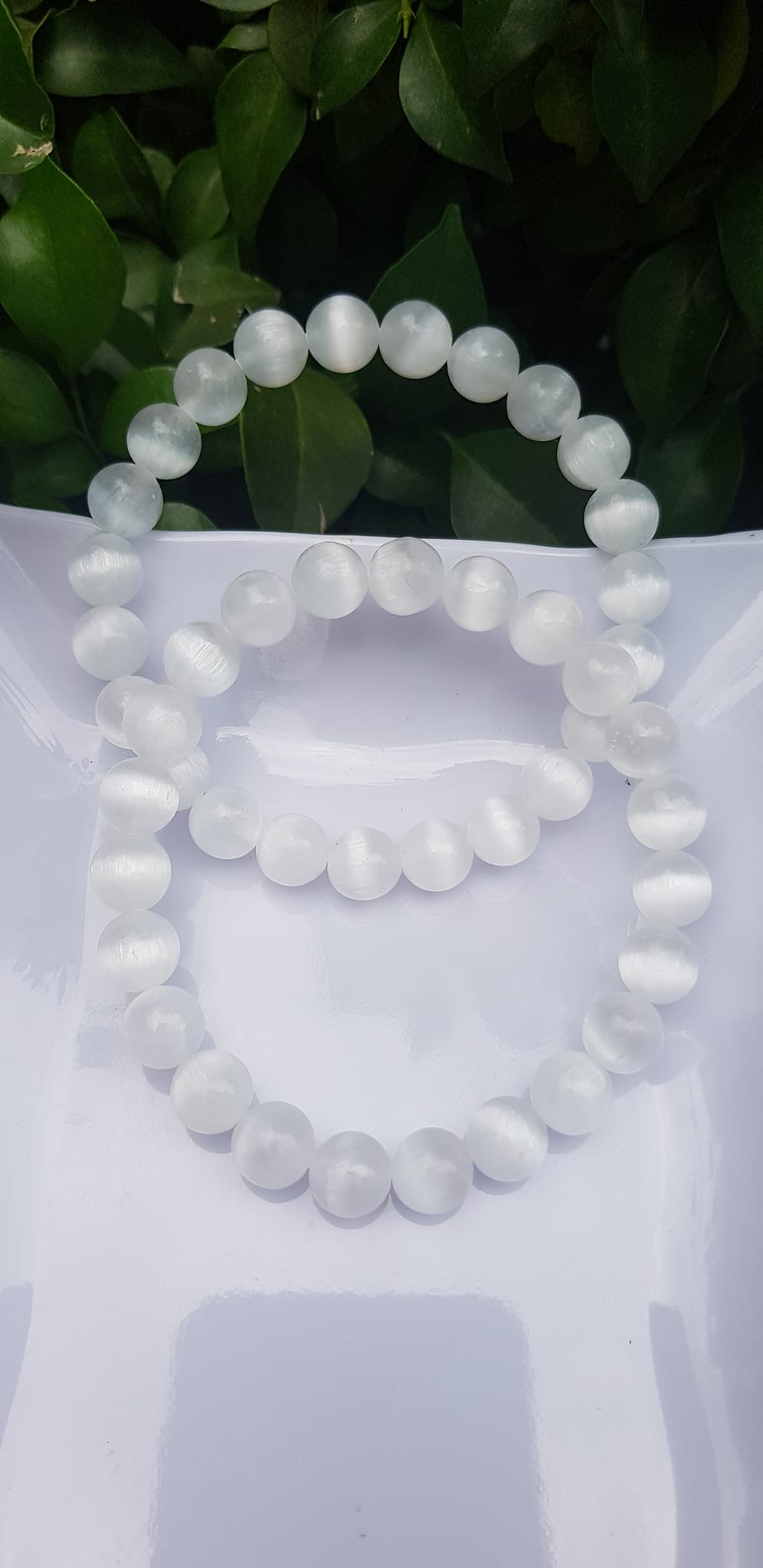 Vòng tay phong thủy may mắn Nữ đá mắt mèo trắng thiên nhiên Size hạt 8mm bóng sáng tuyệt đẹp màu trắng trong ánh sáng đẹp Chất liệu đá mắt mèo bóng đẹp chuẩn hợp nữ mệnh kim, mệnh thủy đeo giá rẻ bao đẹp ạ  đeo tốt sức khỏe, may mắn phong thủy tài lộc ạ