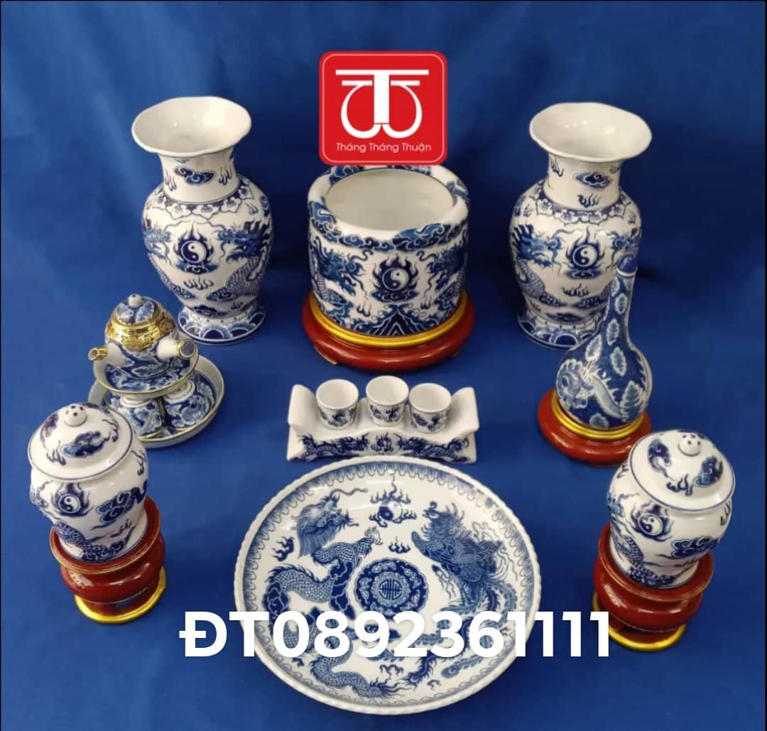 BỘ BÁT HƯƠNG VẼ RỒNG NỔI ĐẾ GỖ SƠN SON THẾP VÀNG /ĐÔI LỌ CAO 30CM / ĐÔI CHOÉ 16CM )