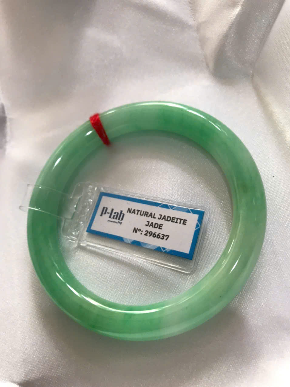 Chiếc Vòng Tay Đá Ngọc Cẩm Thạch Tự Nhiên Vip Lý Đẹp Ni 53mm x chột 8,2mm kiểm định kèm giấy chứng nhận P Lab Ni 296637 Màu Xanh Lý Tươi trắng xanh nhẹ bóng mượt sịn sang nữ 52kg - 60kg đeo ạ