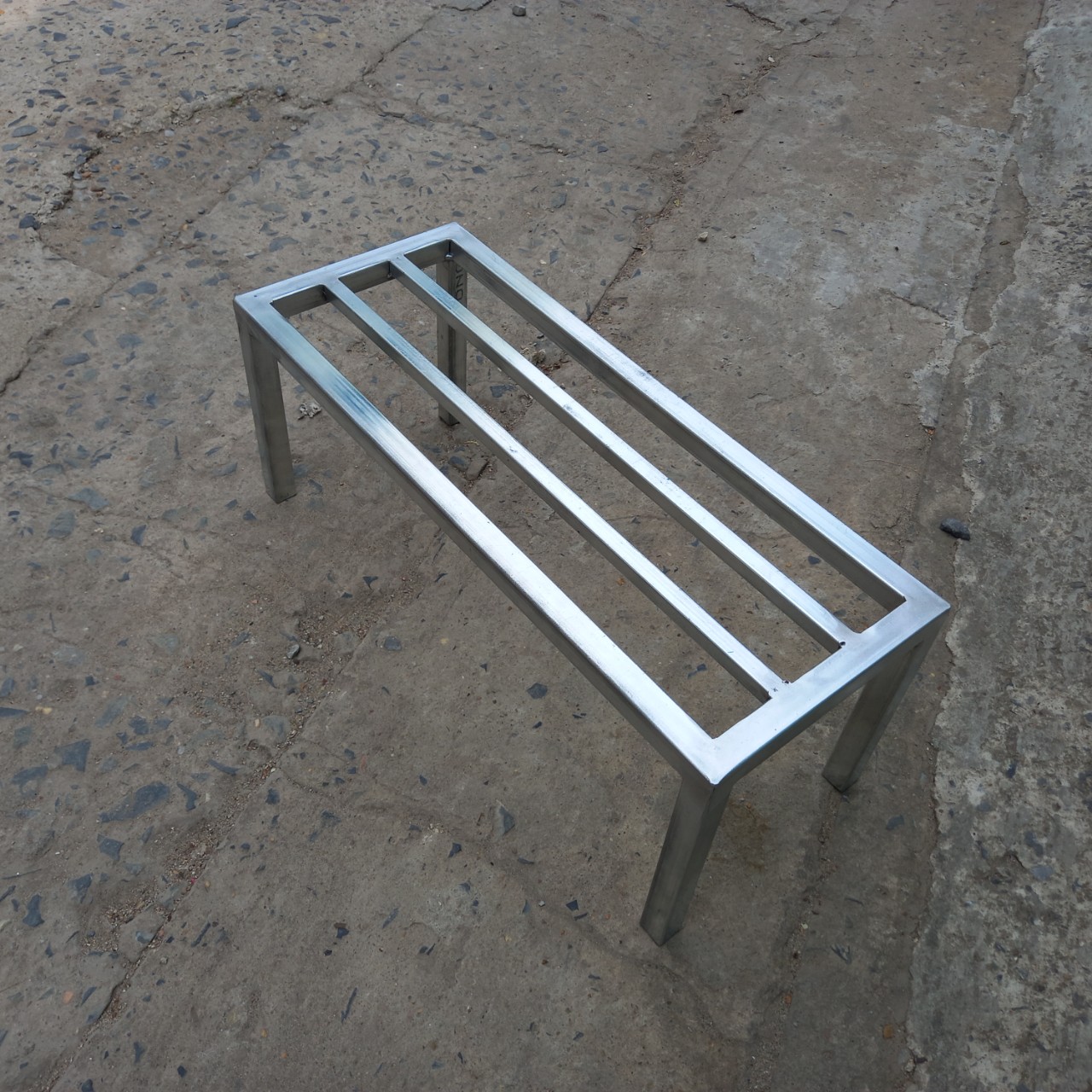 Kệ sắt Dài 50cm, Rộng 20cm, Cao từ cm, có 2 nan phụ, chất liệu thép hộp 20*20mm mạ kẽm, chân có nút nhựa chống trượt, dùng để chậu cây hoa cảnh