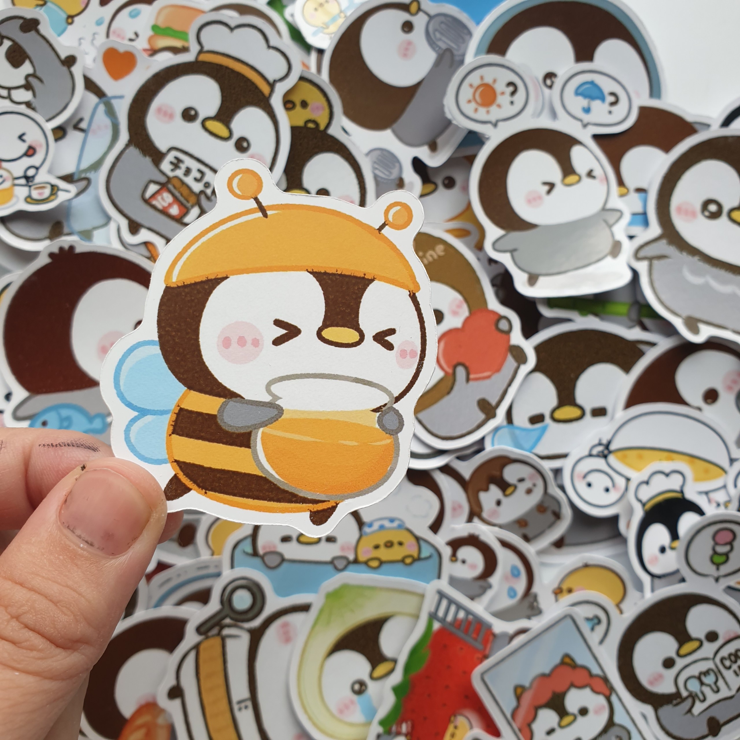 Sticker decal chủ đề chim cánh cụt dán laptop , điện thoại,bình nước hình dán trang trí