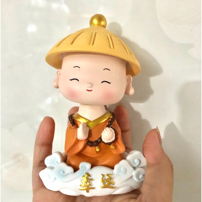 Tượng Chú Tiểu Và Chậu Cây Siêu Dễ Thương Trang Trí Taplo Xe Ô Tô, Bàn Học, Bàn Làm Việc Có Đi Kèm Nước Hoa