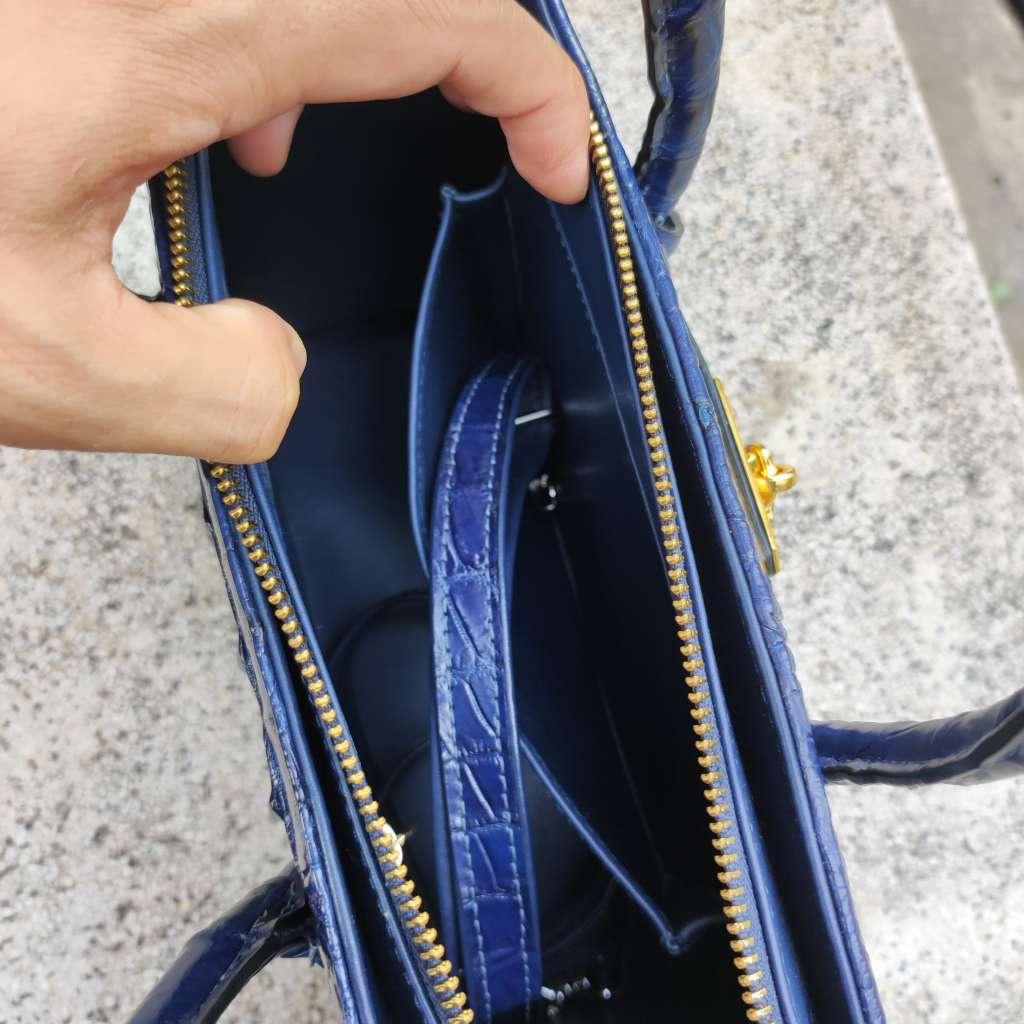 Túi xách cá sấu Size lớn 28cm có quai đeo. Phiên bản xanh navy ít đụng hàng!