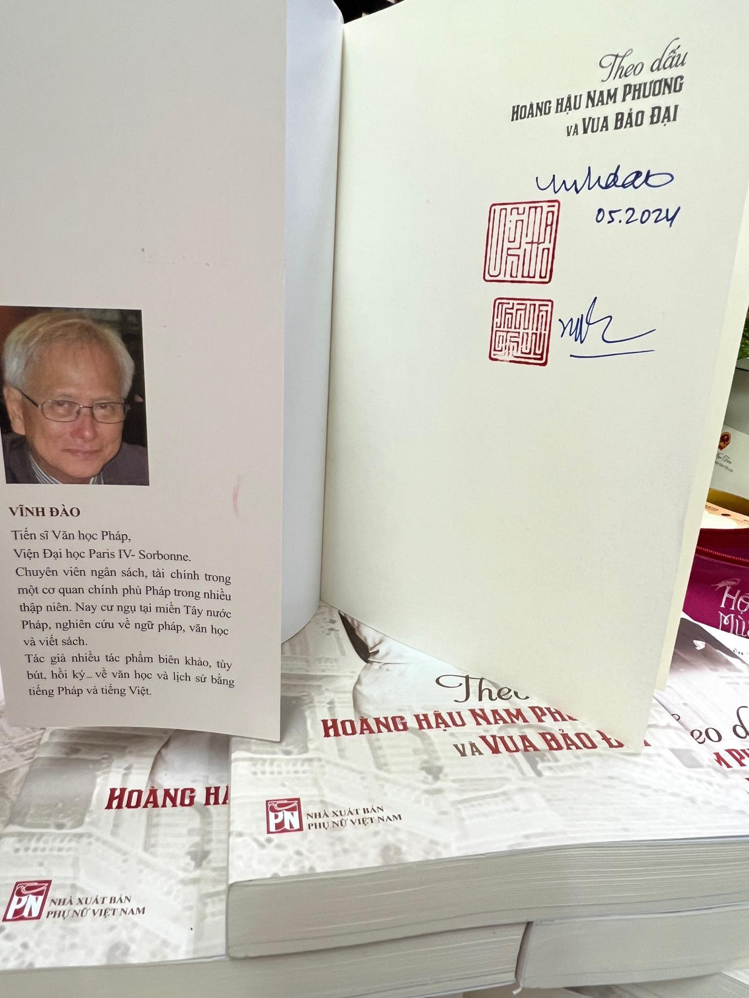 THEO DẤU HOÀNG HẬU NAM PHƯƠNG VÀ VUA BẢO ĐẠI - CÓ KÝ TẶNG CỦA 2 TÁC GIẢ