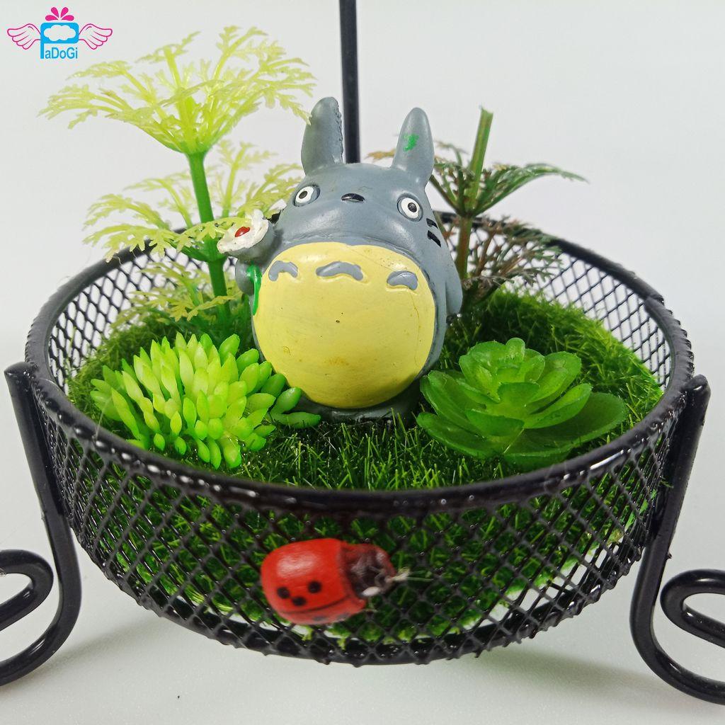 Tượng Totoro Giữa Vườn Hoa Có Đèn
