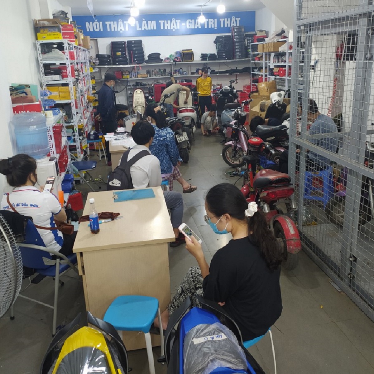 SẠC XE MÁY ĐIỆN VESPA CHUYÊN DỤNG - SIÊU BỀN - DÒNG ĐIỆN CHUẨN - NGẮT ĐIỆN TUYỆT ĐỐI - BẢO VỆ XE - KÉO DÀI TUỔI THỌ ẮC QUY - LOẠI 60V-20AH HOẶC 48V-20AH CHÂN ĐẶC