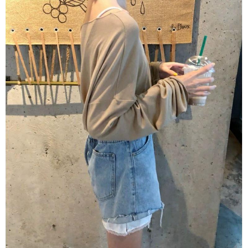Áo len mỏng trễ vai