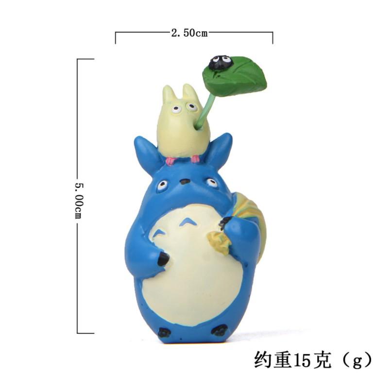 Mô hình Chu Totoro đội Chibi Totoro cầm chiếc lá có Susuwatari (bồ hóng)