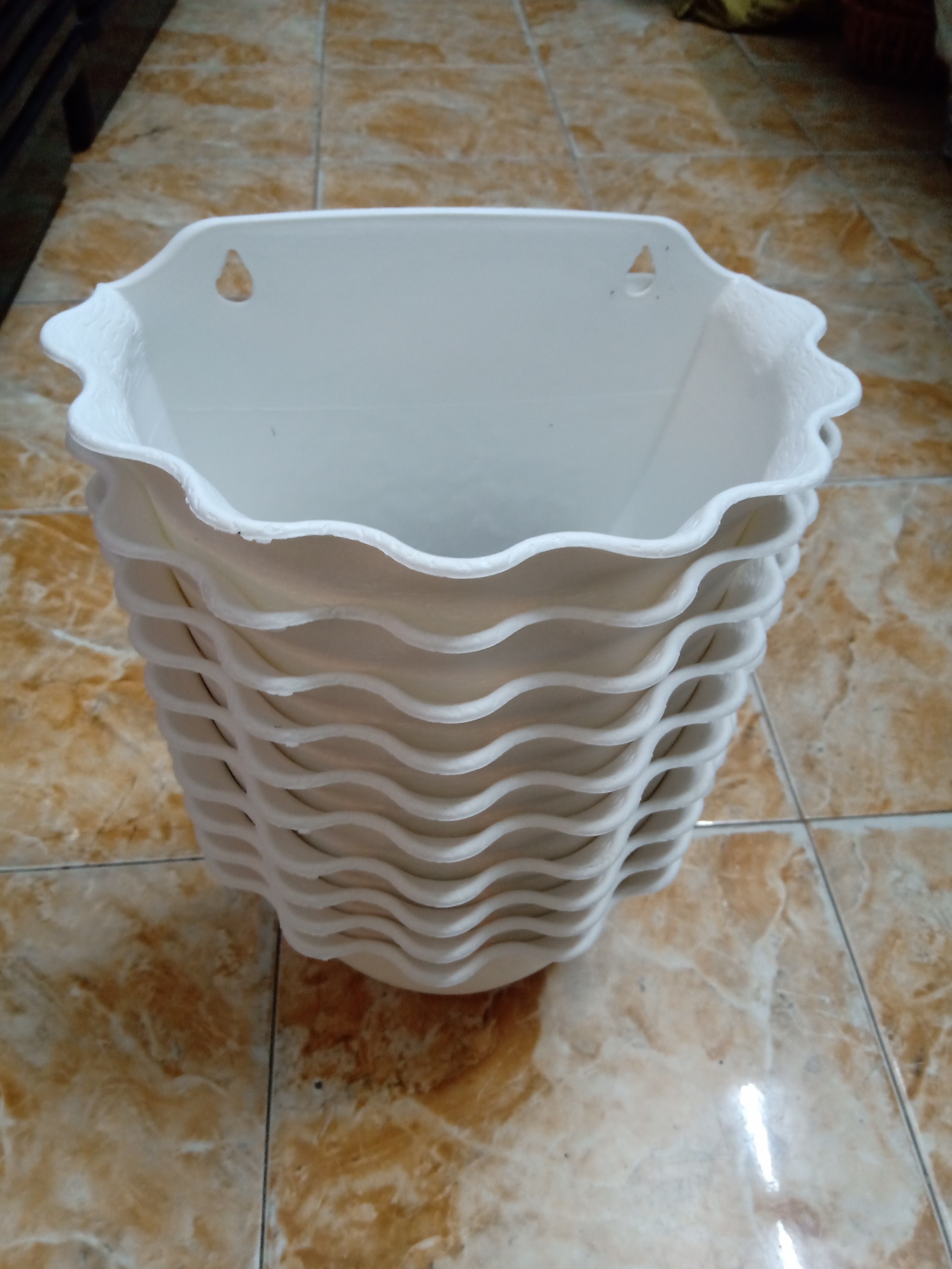 CHẬU TRỒNG CÂY ỐP TƯỜNG HÌNH BÁN NGUYỆT MÀU TRẮNG