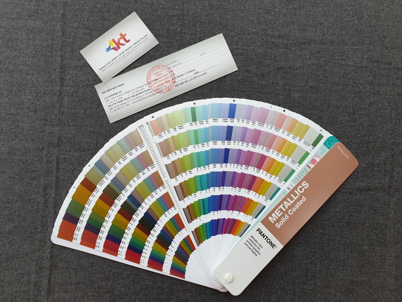 Bộ 1 thanh bảng màu Pantone C Metallics Guide GG1507A mới nhất năm 2020 - 655 màu pha PMS đầu 8 và 10 - có định lượng pha màu theo % - Ngành đồ họa in ấn - Nhập khẩu từ nhà máy PANTONE LLC tại Mỹ