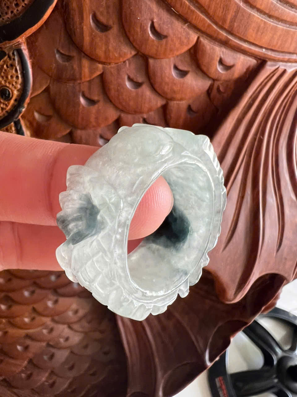 Nhẫn Rồng Nam Ni 21mm Cao 13mm Dầy 6mm Đá Cẩm Thạch màu Xanh nhẹ bóng trắng xíu xanh đen đẹp ạ