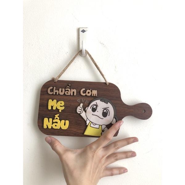 Bảng gỗ hình cái thớt treo bếp trang trí Chuẩn cơm mẹ nấu