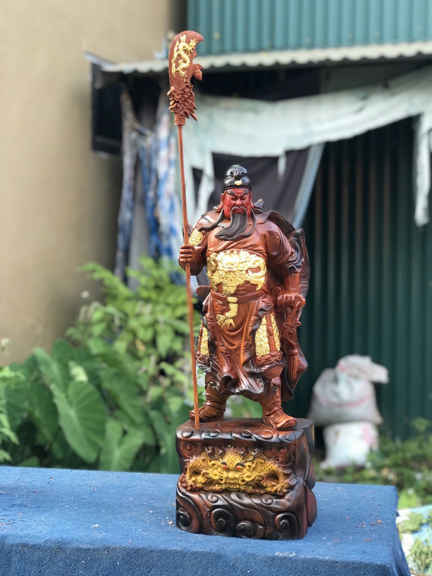 Tượng quan công cầm đao trấn ải bằng gỗ hương tô mầu giả cổ kt cao 60