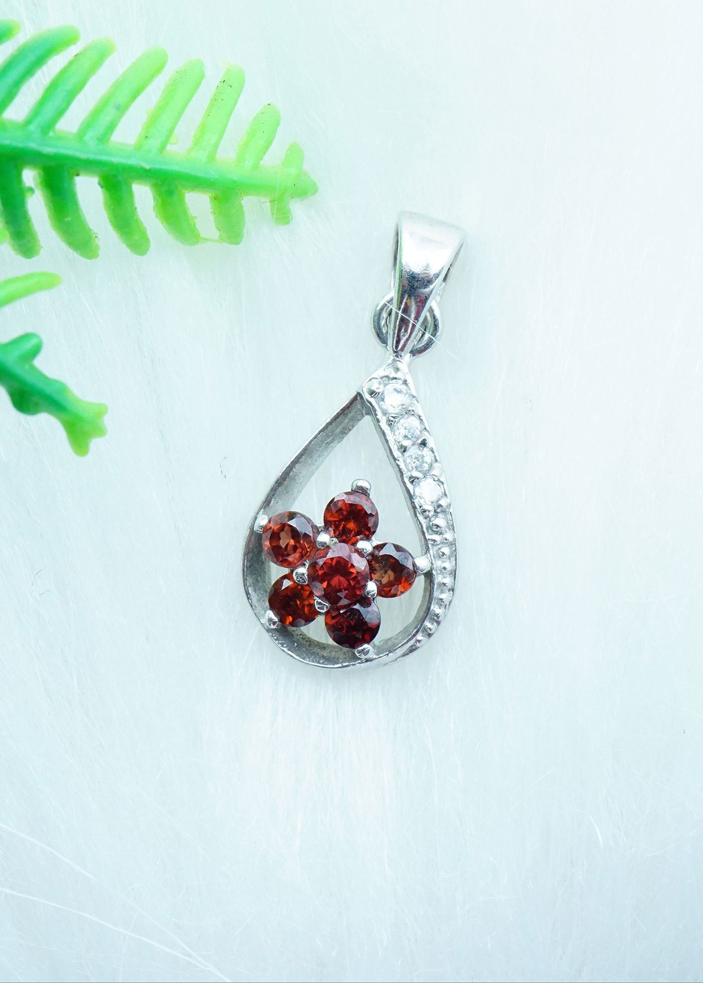 Mặt dây chuyền bạc 925 đính đá Garnet ngọc hồng lựu tự nhiên kiểu hoa MDG9