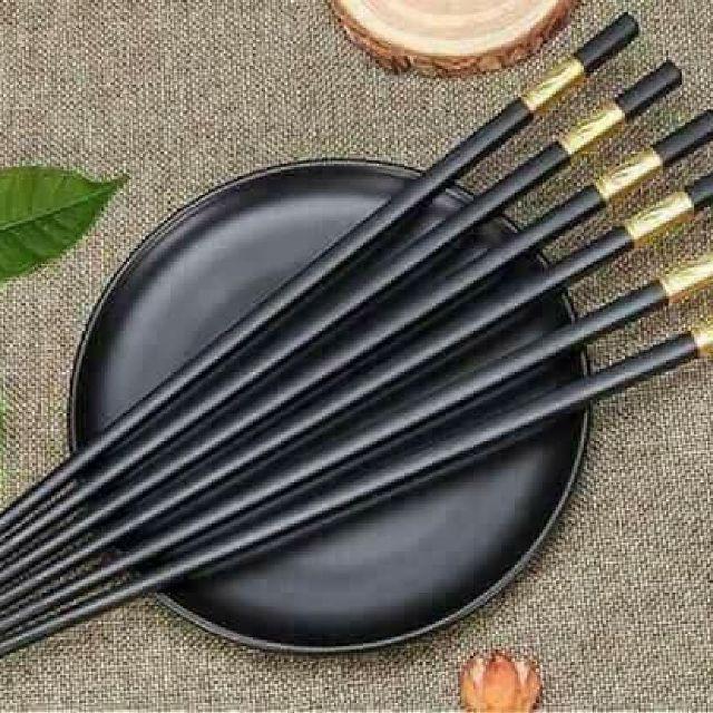 Bộ 10 đôi đũa mạ vàng .