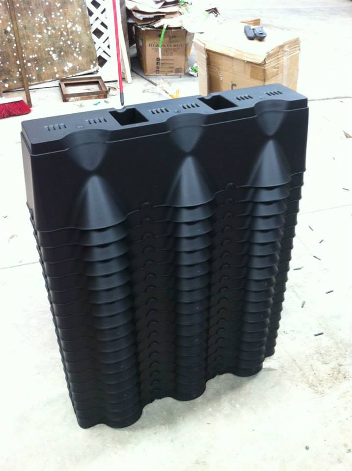 Chậu Trang Trí Cây Ban Công Đứng Vertical nhập khẩu Minigarden Bồ Đào Nha KÈM giải pháp Tưới Nhỏ Giọt Bán tự động dù ban công KHÔNG có vòi cấp nước
