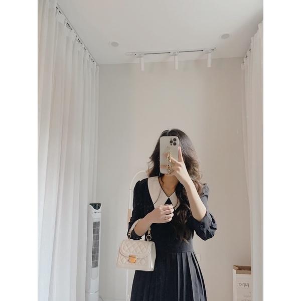 Váy xếp ly dưới cổ trắng