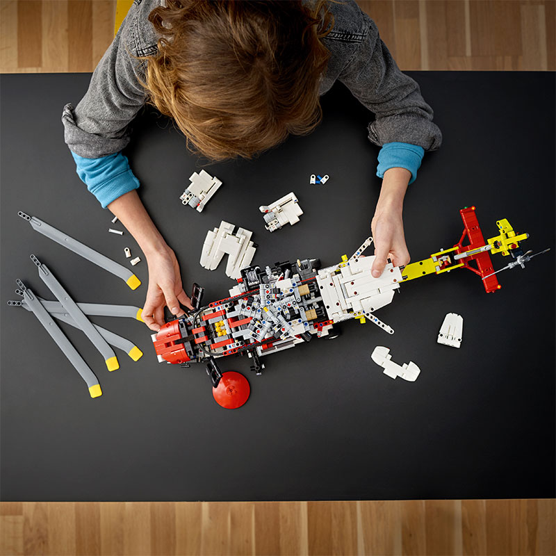 Đồ Chơi LEGO TECHNIC Trực Thăng Cứu Hộ Airbus H175 42145 (2001 chi tiết)