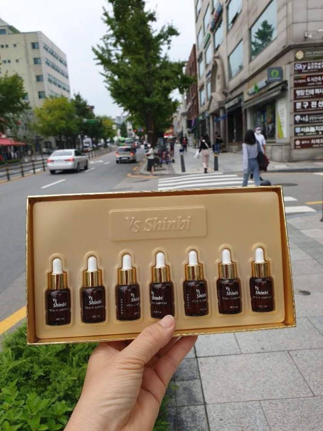 Set 7 lọ VS Shinbi Vita-C Ampoule Serum Hỗ Trợ Điều Trị Nám Tầng Sâu Phục Hồi Da, Xóa Sạm Nám Tàn Nhang Với Tính Chất Thẩm Thấu Nhanh Không Gây Bí Da Không Gây Khô Bong Tróc Da Dưỡng Trắng Hồng Căn Mịn Vùng Da Sau Điều Trị Lọ 7ml