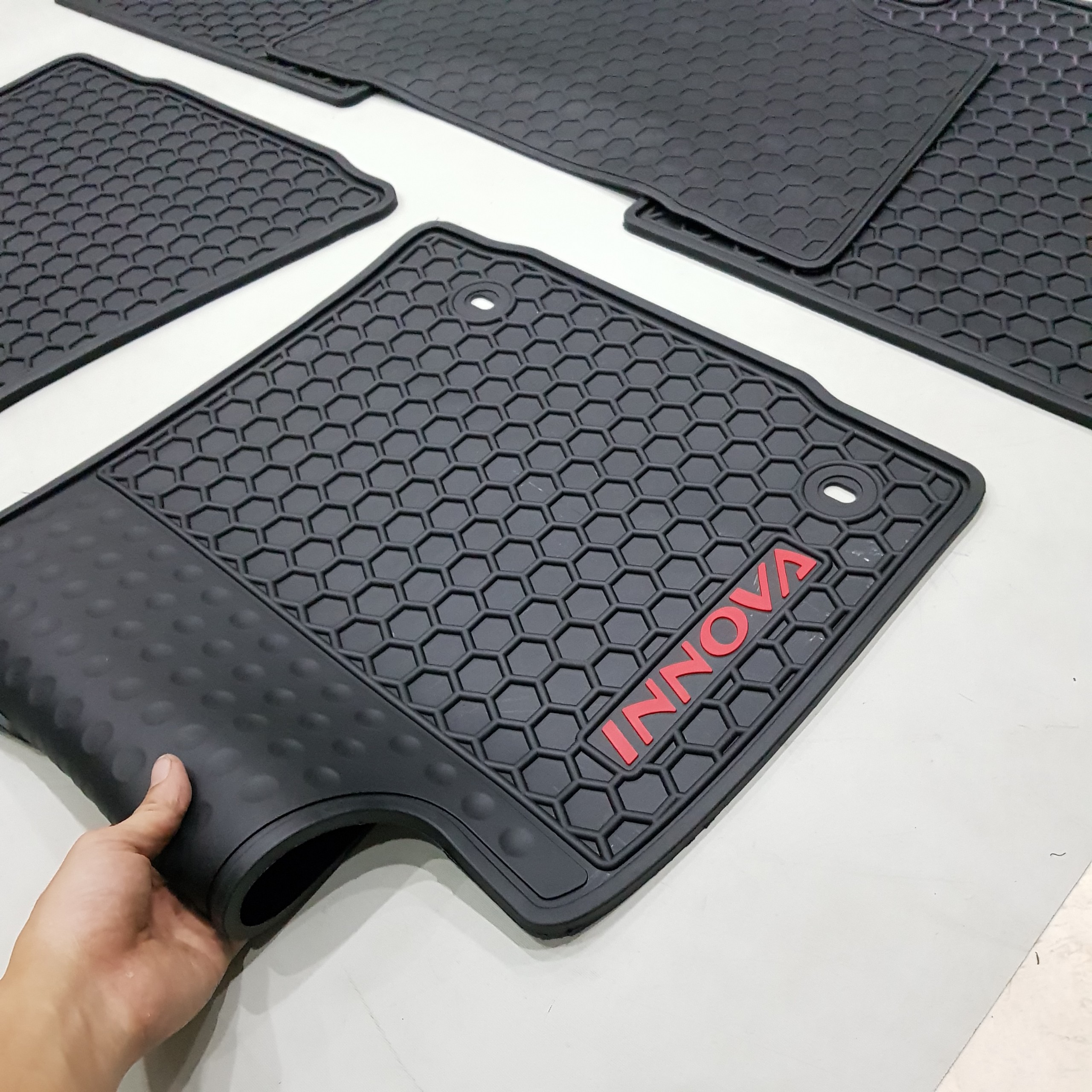Thảm sàn, lót sàn cao su không mùi Cao cấp dành cho xe Toyota Innova 2016-2019